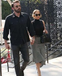 Jennifer-Lopez-e-Ben-Affleck-passano-allo-scoperto-mano-nella-mano-FT