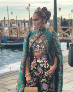 Festival-di-Venezia-,-Jennifer-Lopez-fa-una-gaffe-con-l-'-abito-Dolce&Gabbana