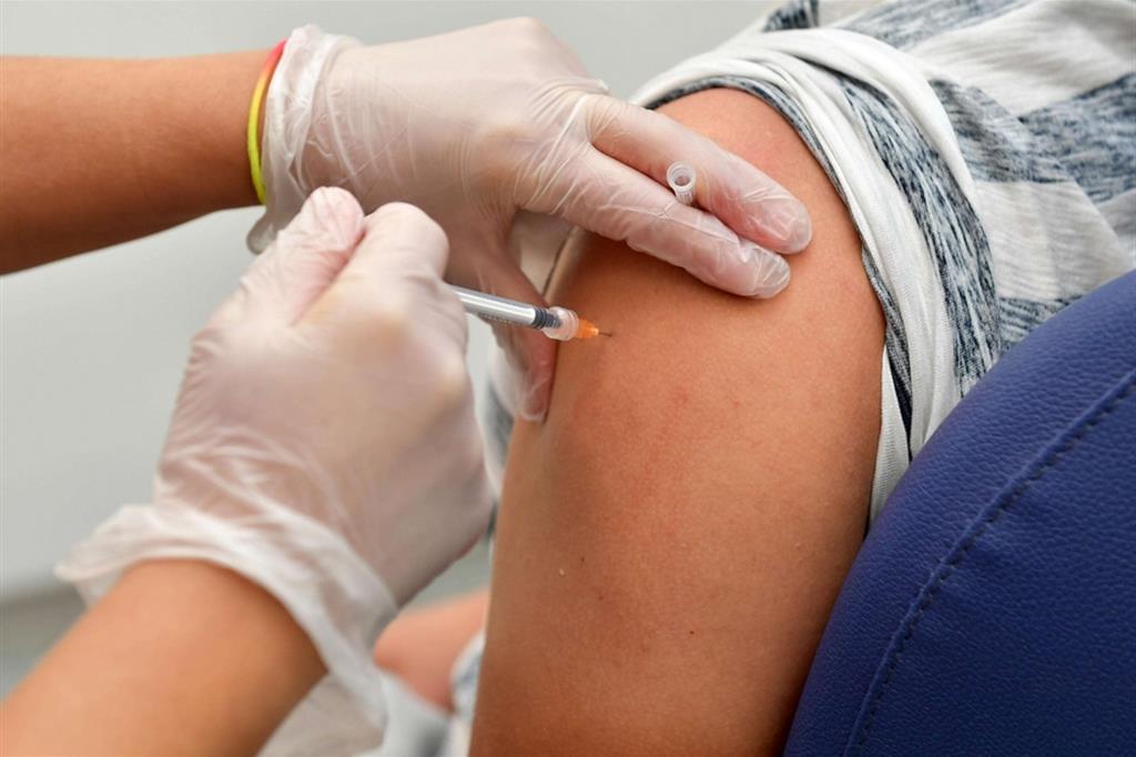 covid-il-lazio-apre-5-hub-vaccinali-anche-di-notte-confermata-zona-gialla