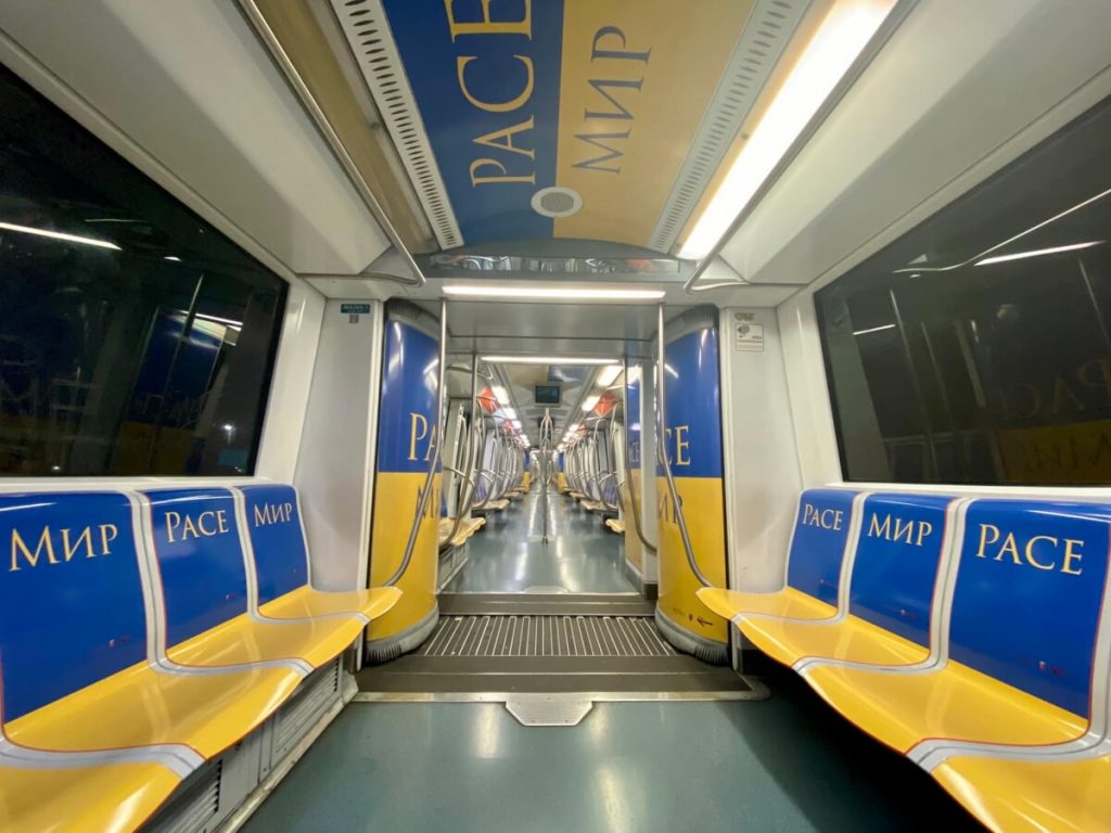 roma-un-treno-per-lucraina-la-metro-a-si-colora-di-giallo-e-blu