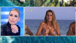 Estefania tronca con Roger, L'Isola dei Famosi 2022