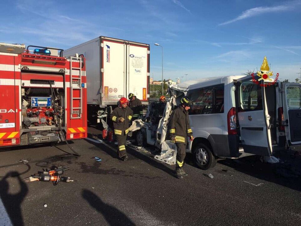 furgone-si-schianta-contro-un-tir-a-bordo-ragazzi-disabili-sei-morti