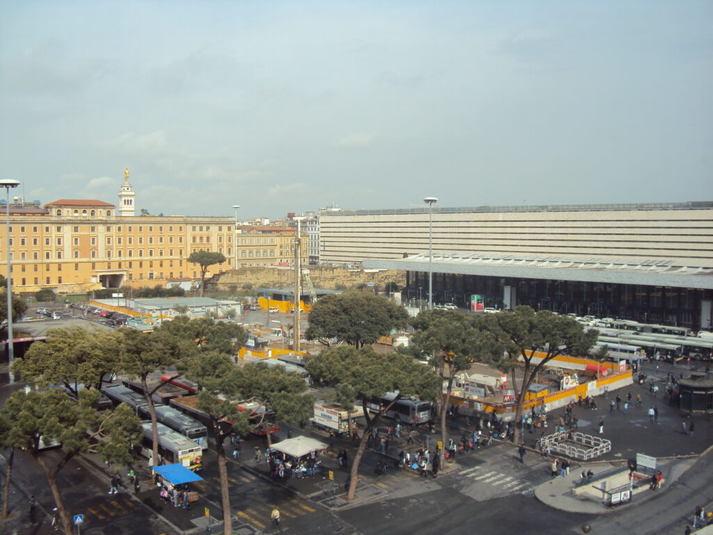 cronaca-di-roma-scandalo-a-termini-si-abbassa-i-pantaloni-e-tenta-di-violentare-commessa