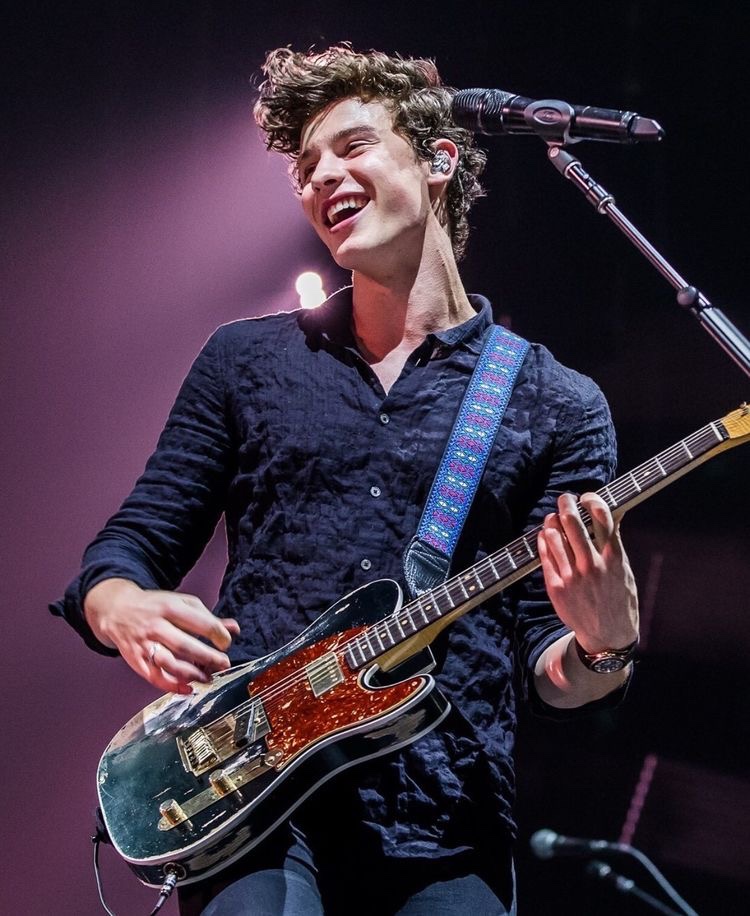 shawn-mendes-si-e-fidanzato-ecco-con-chi-e-stato-paparazzato