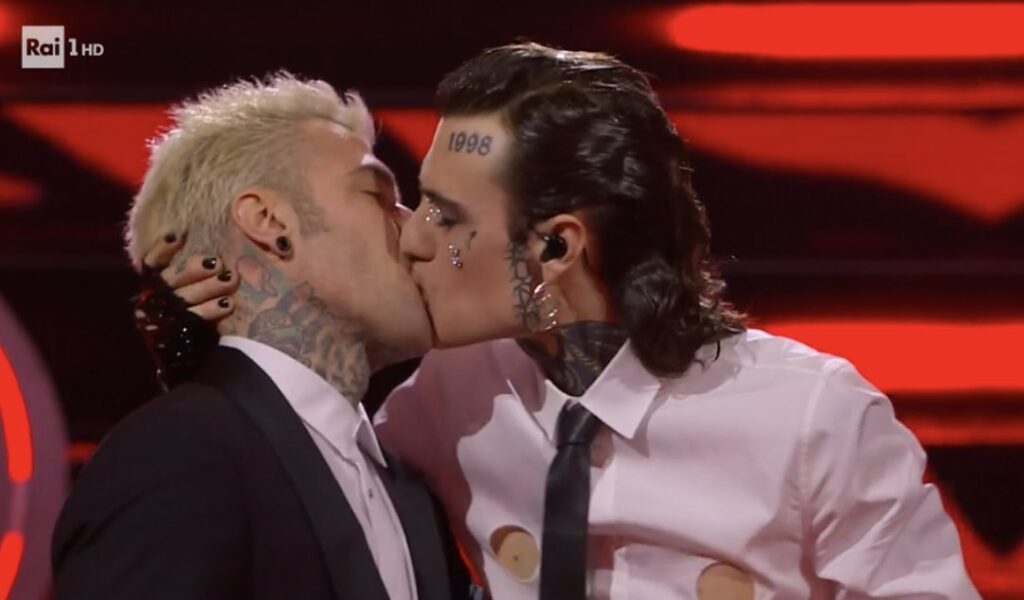 sanremo-il-bacio-rosa-chemical-fedez-era-concordato-la-verita