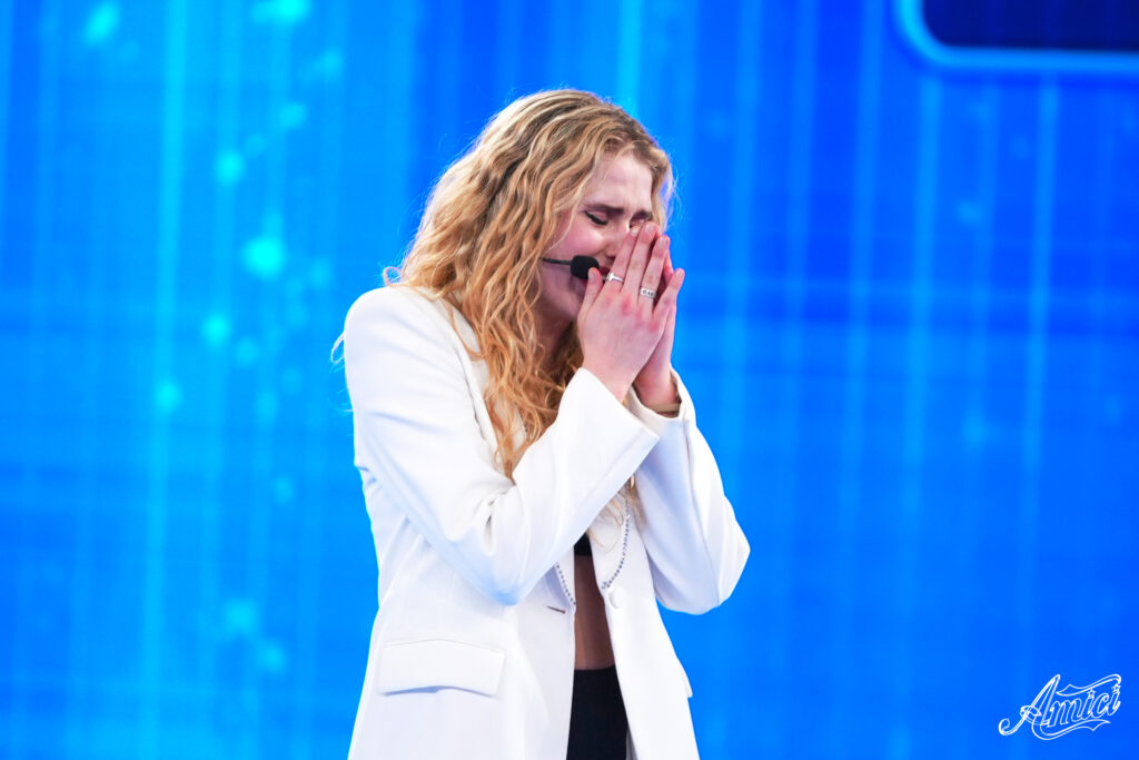 amici-22-isobel-rompe-il-silenzio-il-discorso-in-lacrime-commuove