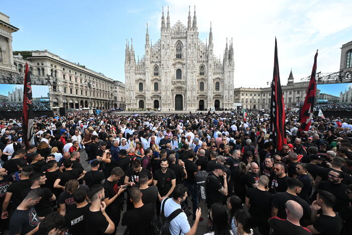 funerale-berlusconi-scene-da-far-west-al-duomo-assalto-alle-corone-di-fiori