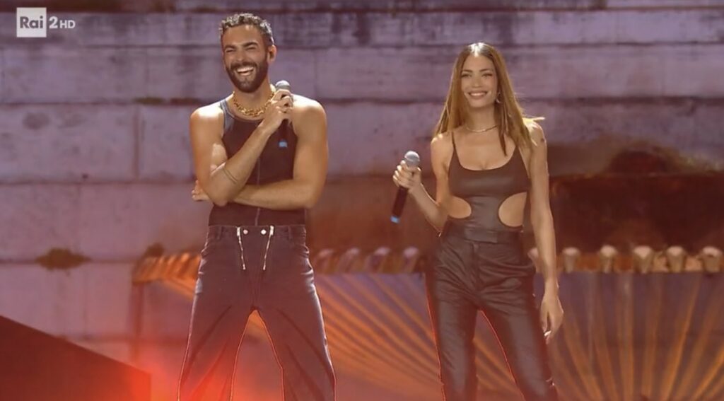 tim-summer-hits-elodie-e-marco-mengoni-scoppiano-a-ridere-durante-lesibizione-video