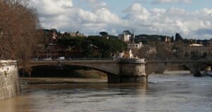 Ponte Garibaldi, morto ragazzo