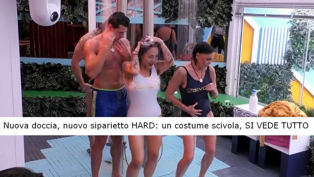 Grande Fratello | Attimi piccantissimi: un costume scivola, parti intime all’aria